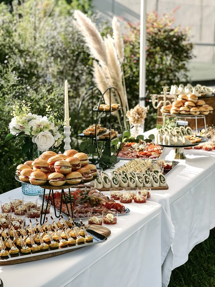 Buffet de cocktail sur une terrasse