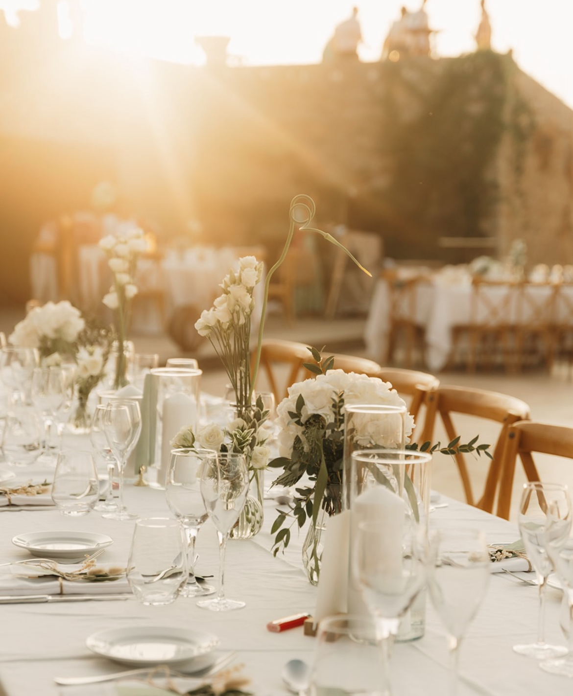 Table de dîner de mariage au coucher du soleil